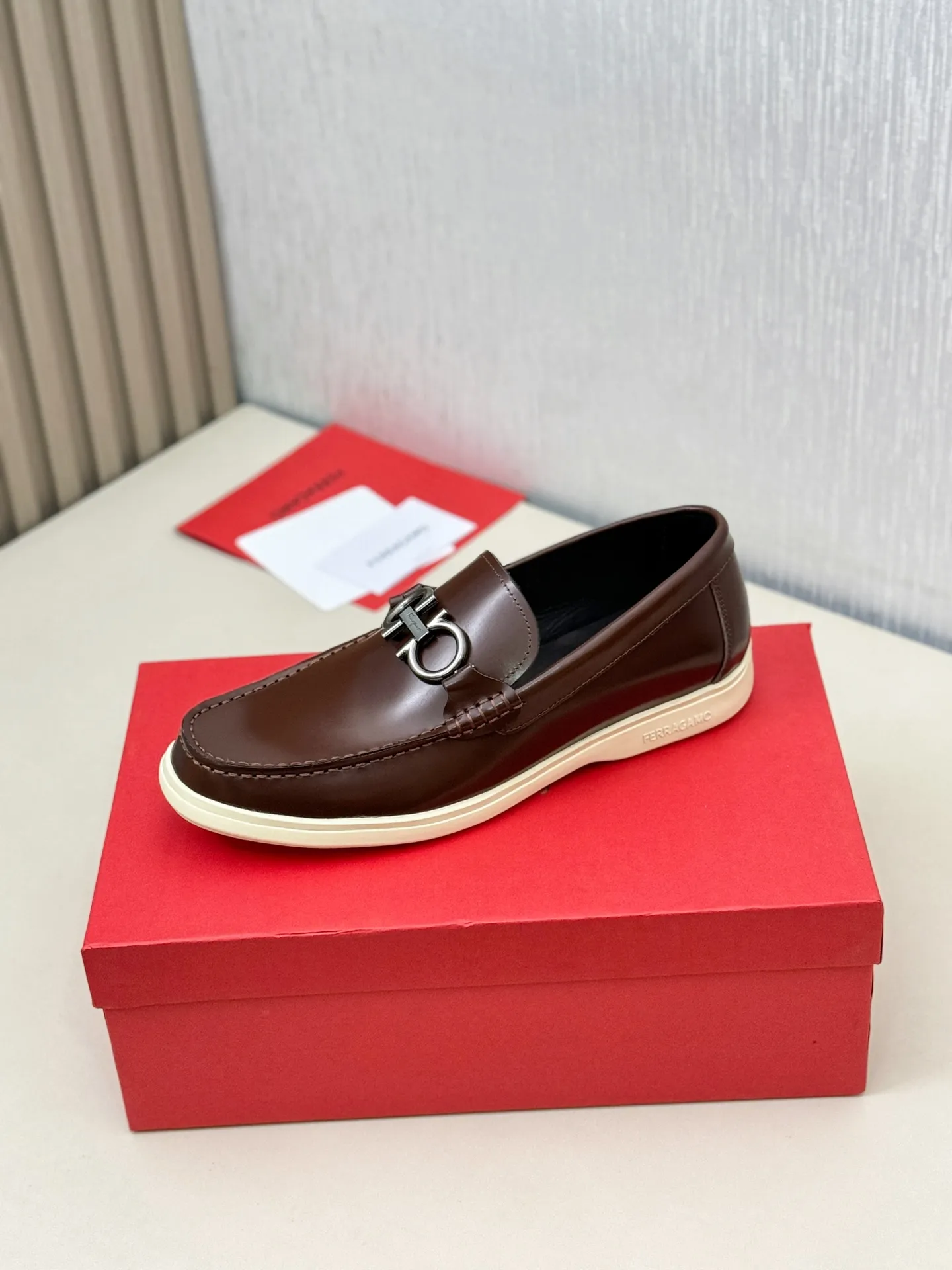 [Ferragamo] P: 580💰 Number of yards: 38~44 (45 orders are non-returnable) Ferragam's new men's driving shoes, the fabric is made of imported cowhide, with visible texture, heavy industrial stitching, dyed calfskin inside, standard logo cowhide feet, big-name experience, soft and comfortable on the feet, a men's favorite, special non-slip and wear-resistant rubber soles, easy to handle various occasions, with original box packaging!